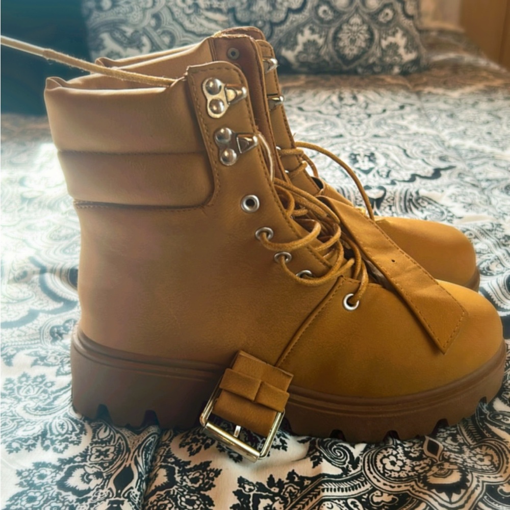 Women's Tan Lace-Up Ankle Boots